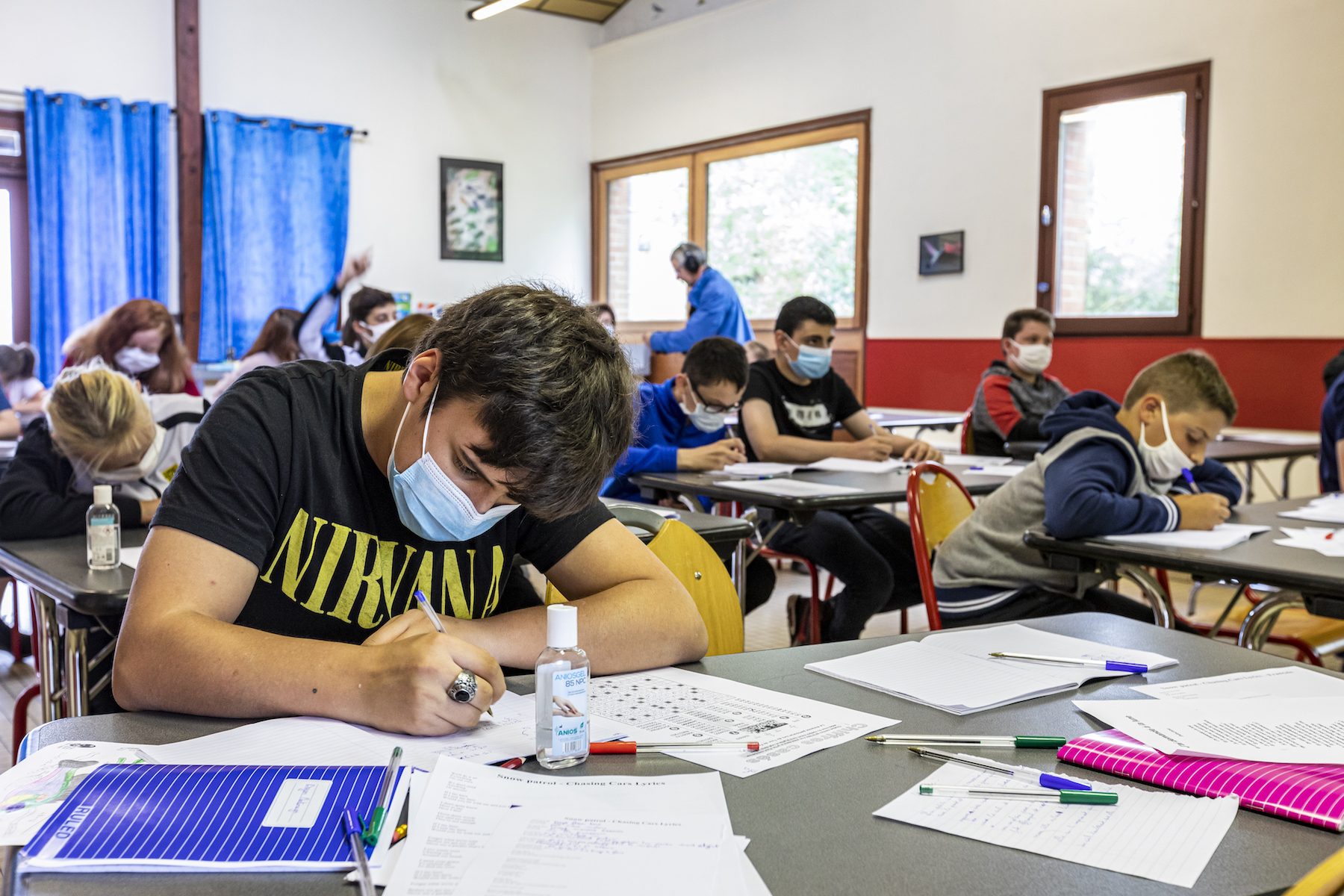 élèves masqués en classe