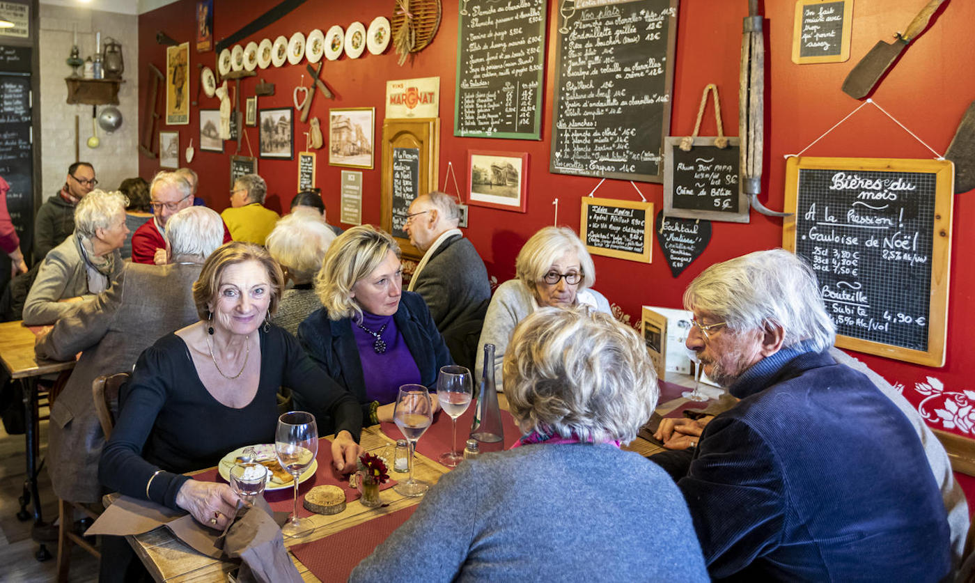 Les groupes de touristes affluent dans les restaurants catésiens.