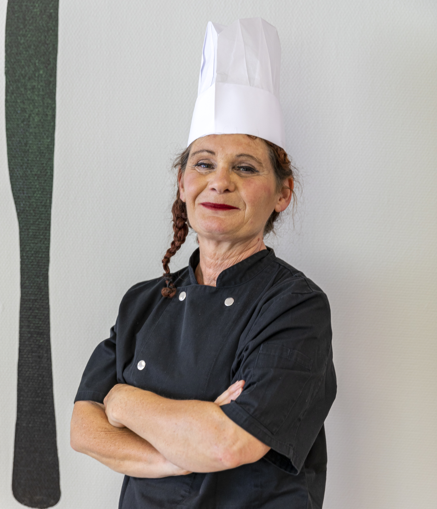 La cuisinière pose pour le photographe.