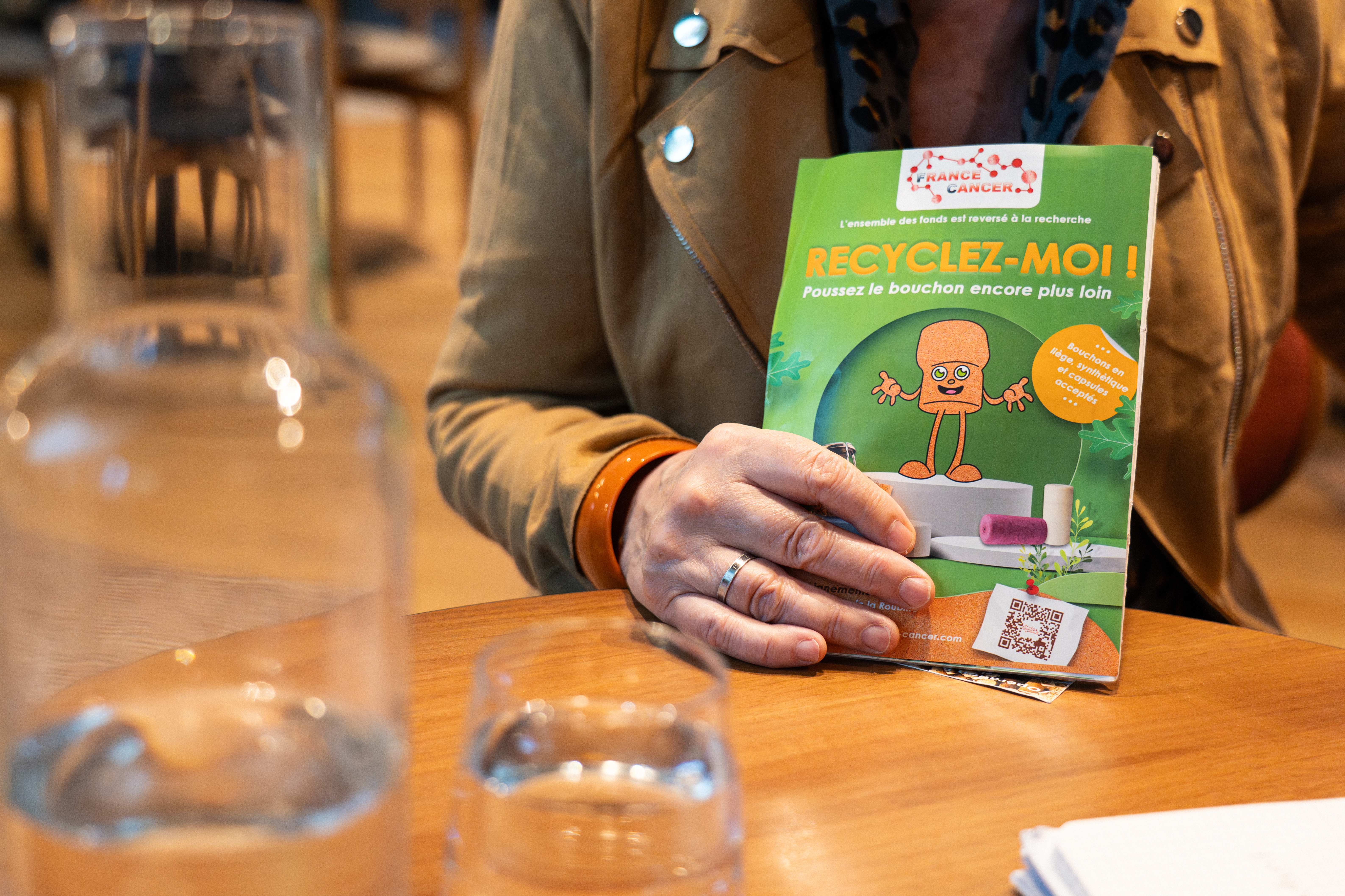 Recyclez-moi ! Poussez le bouchon encore plus loin. Bouchons en liège, synthétiques et capsules acceptés. Avec France Cancer. L'ensemble des fonds est reversé à la recherche.&nbsp;