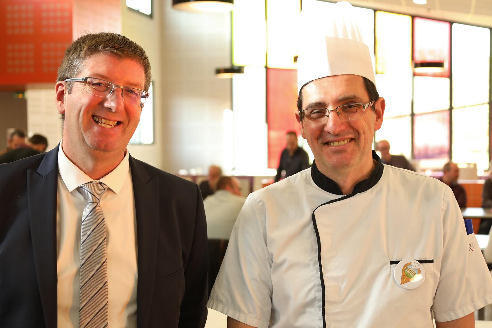 Éric Sablon, principal du collège Simone Veil de Cappelle-en-Pévèle, et son chef de cuisine Alphonse Decaudin sont titulaires d’une première étoile au label « Ici je mange local »