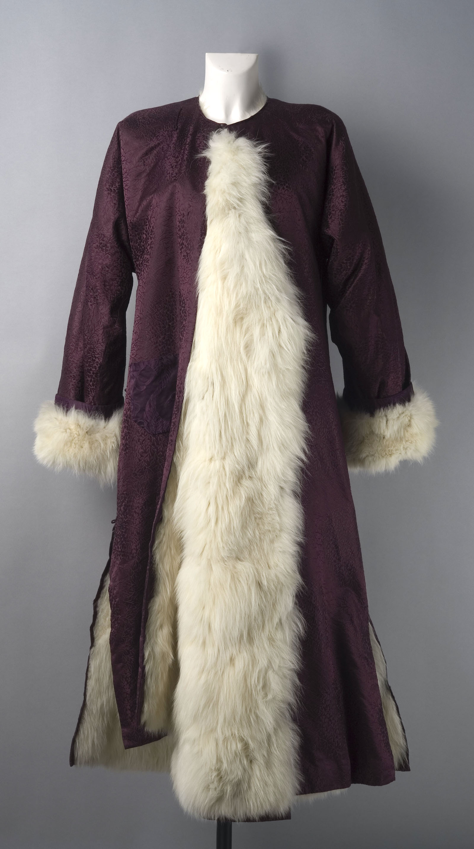 Un manteau chinois en soie et fourrure.