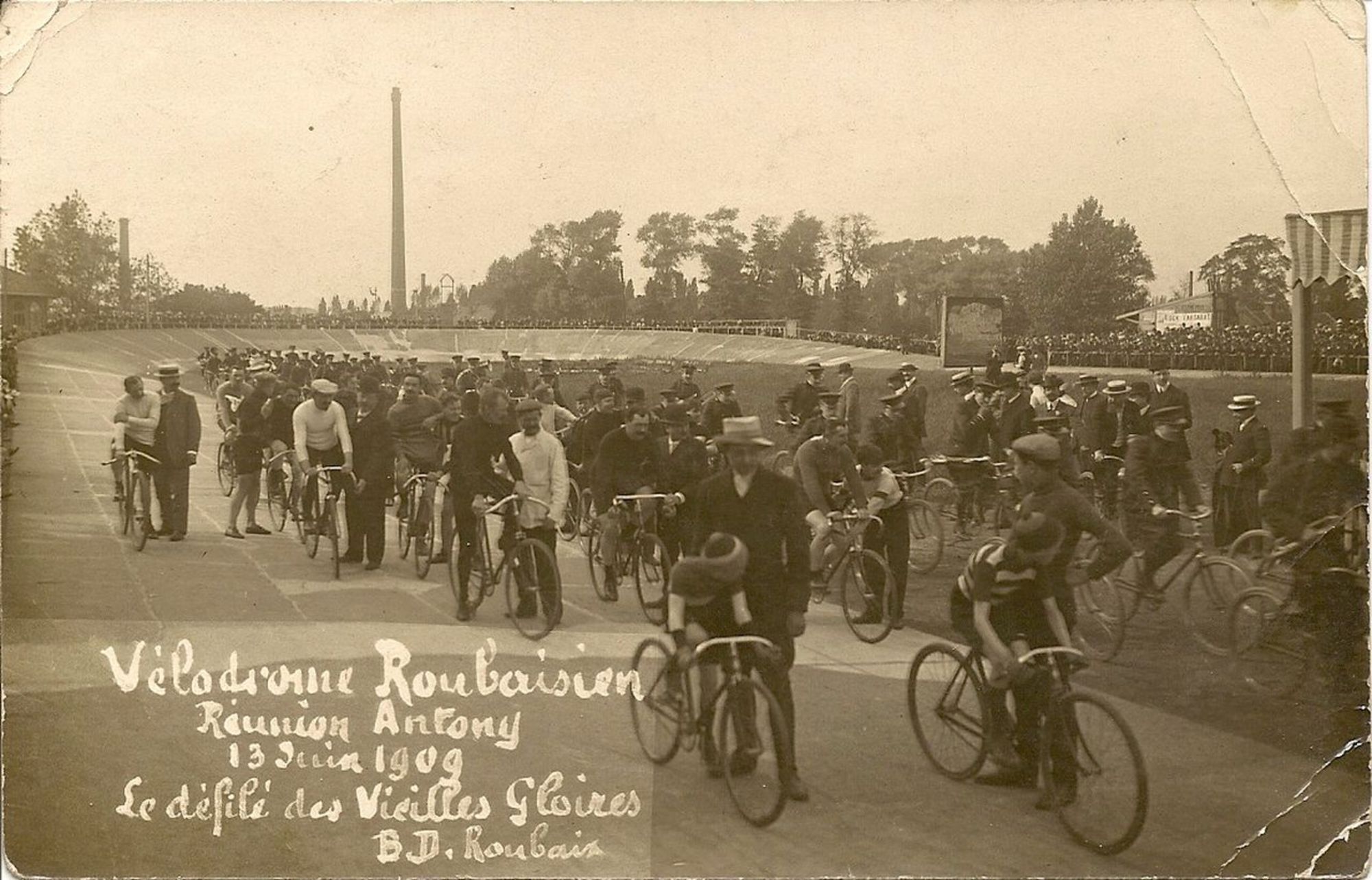 Vélodrome roubaisien, réunion Antony le 13 juin 1909. Le défilé des vieilles gloires. BD. Roubaix 